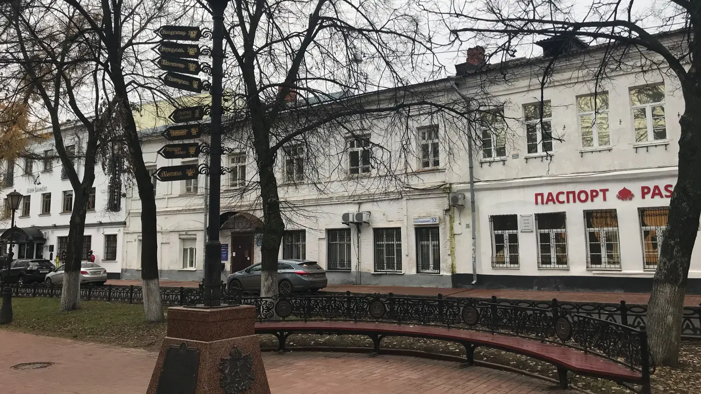 сквер, лавочки, памятник, дом