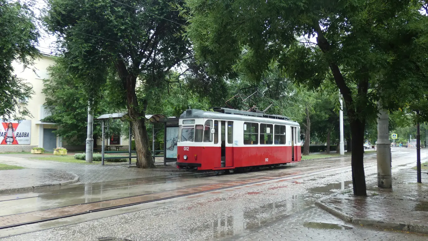 трамвай, остановка, деревья, лужи