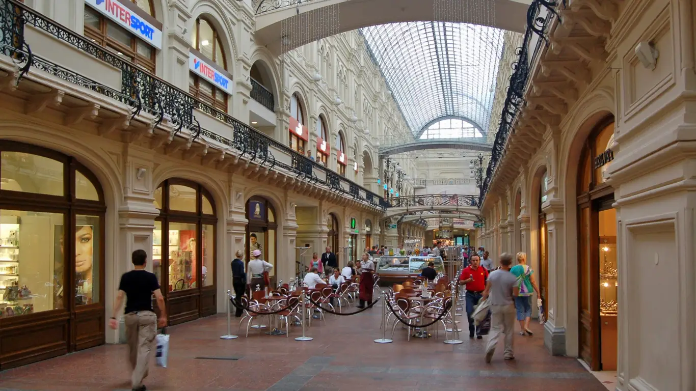 здание, витрины, окна. люди