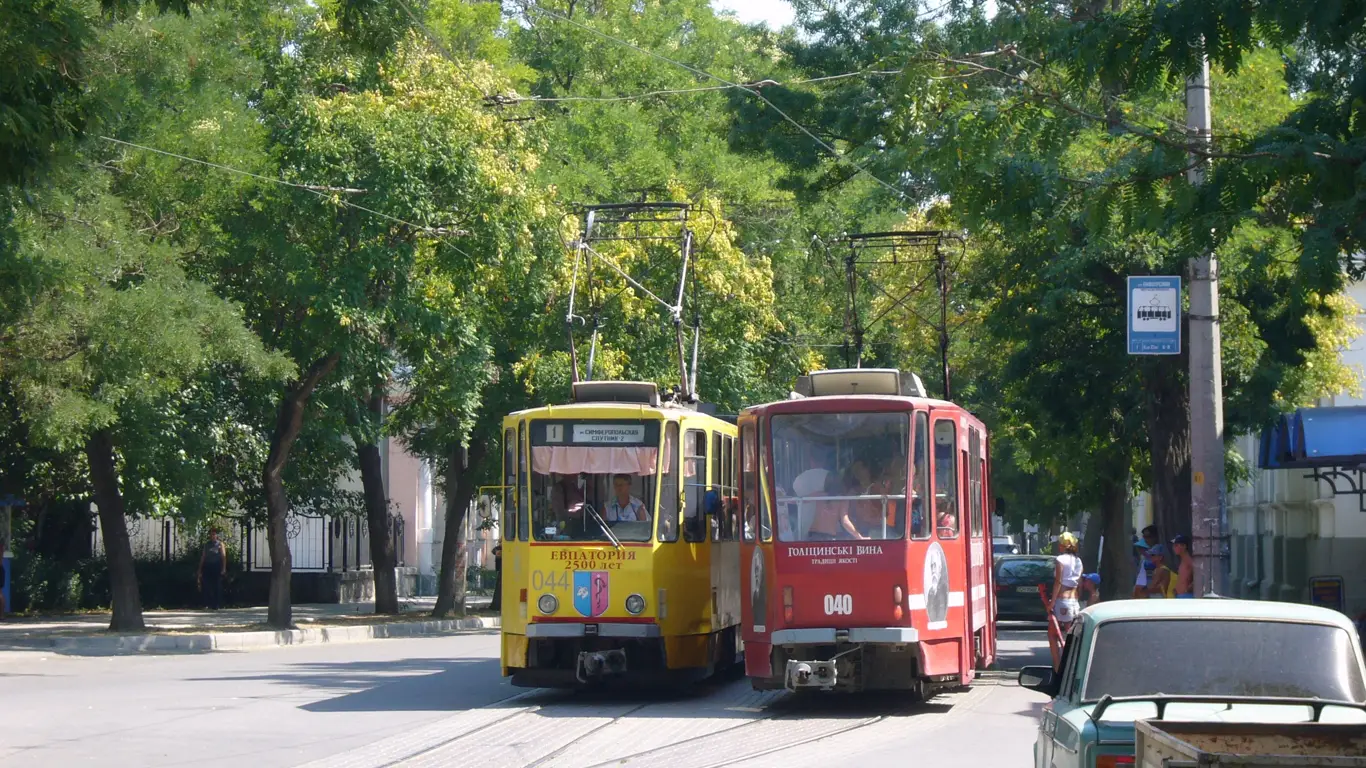 трамваи, улица, дорога, остановка, люди