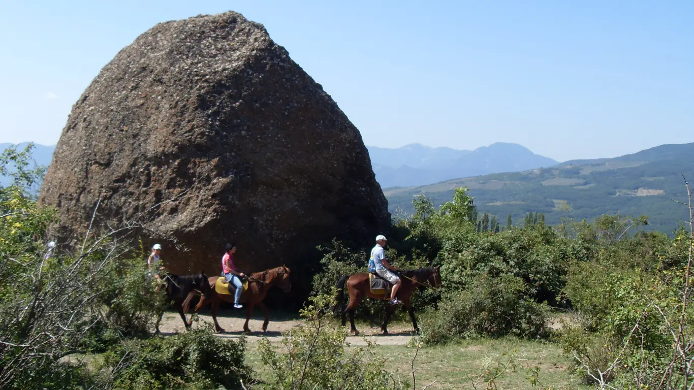 камень, горы, люди, кони, деревья