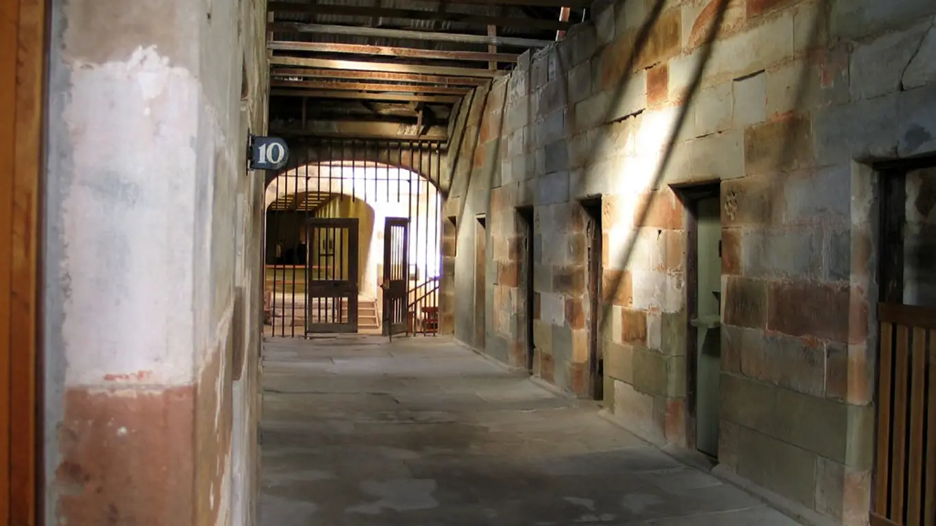 коридор, двери, решетки