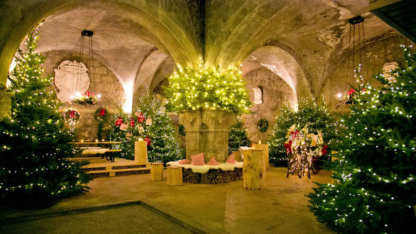 елки, гирлянды, свечи