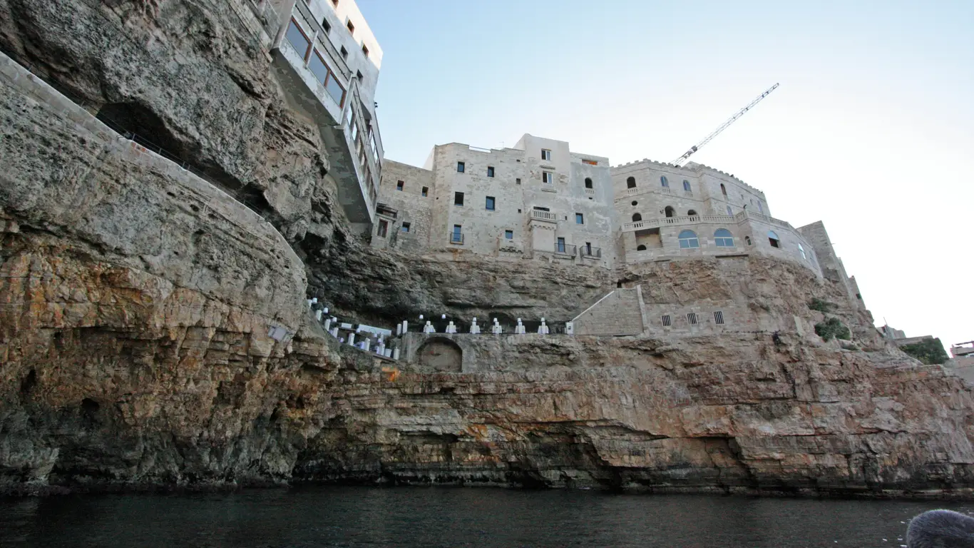 скалы, дом, ресторан