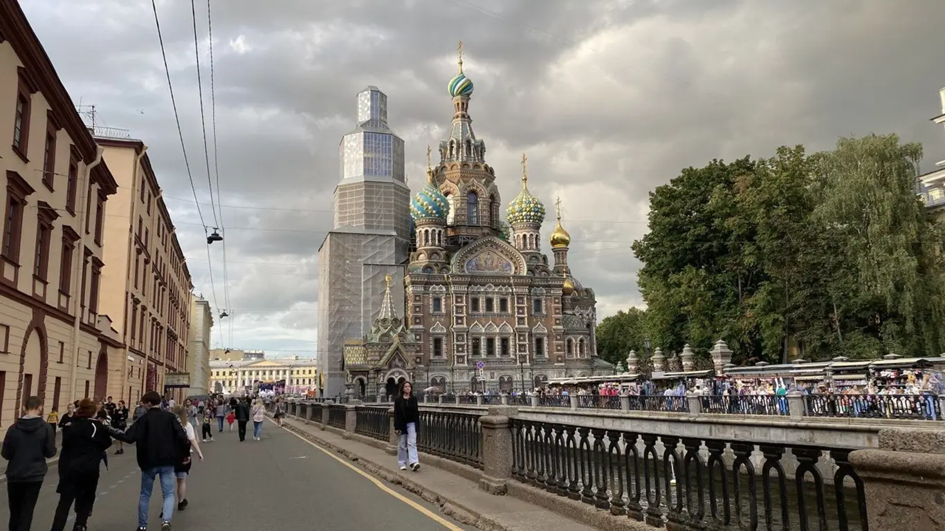 собор, дома, люди, набережная