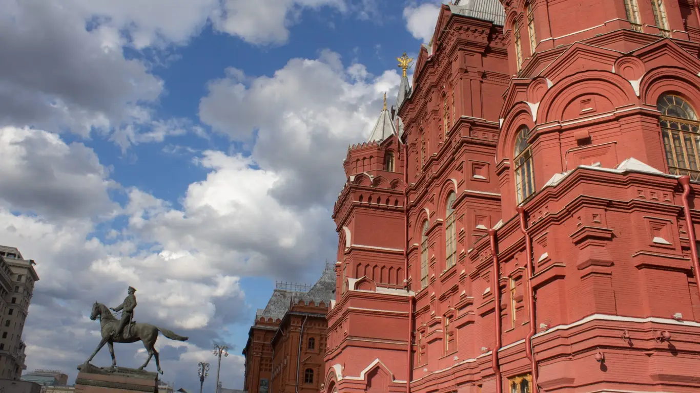 музей, стена, окна, здание, облака, статуя