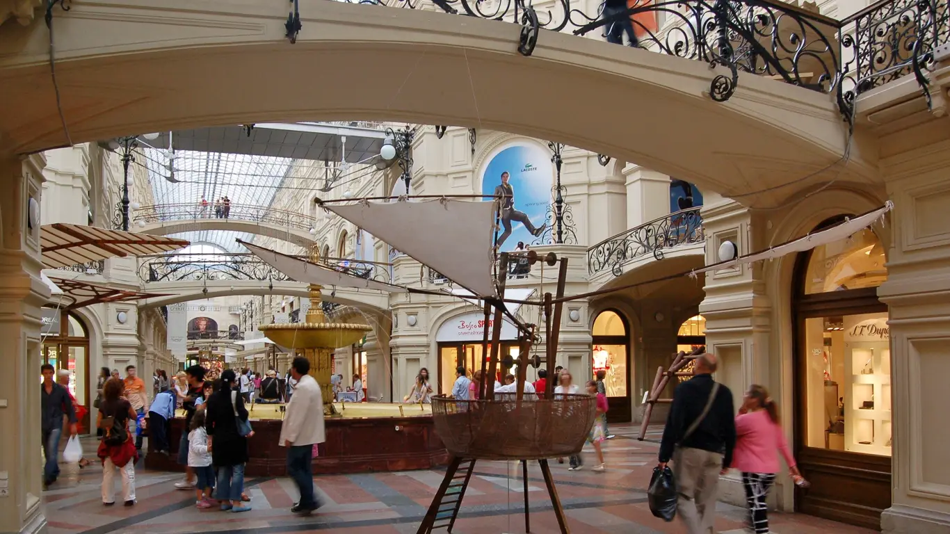 здание, люди, окна, балкон