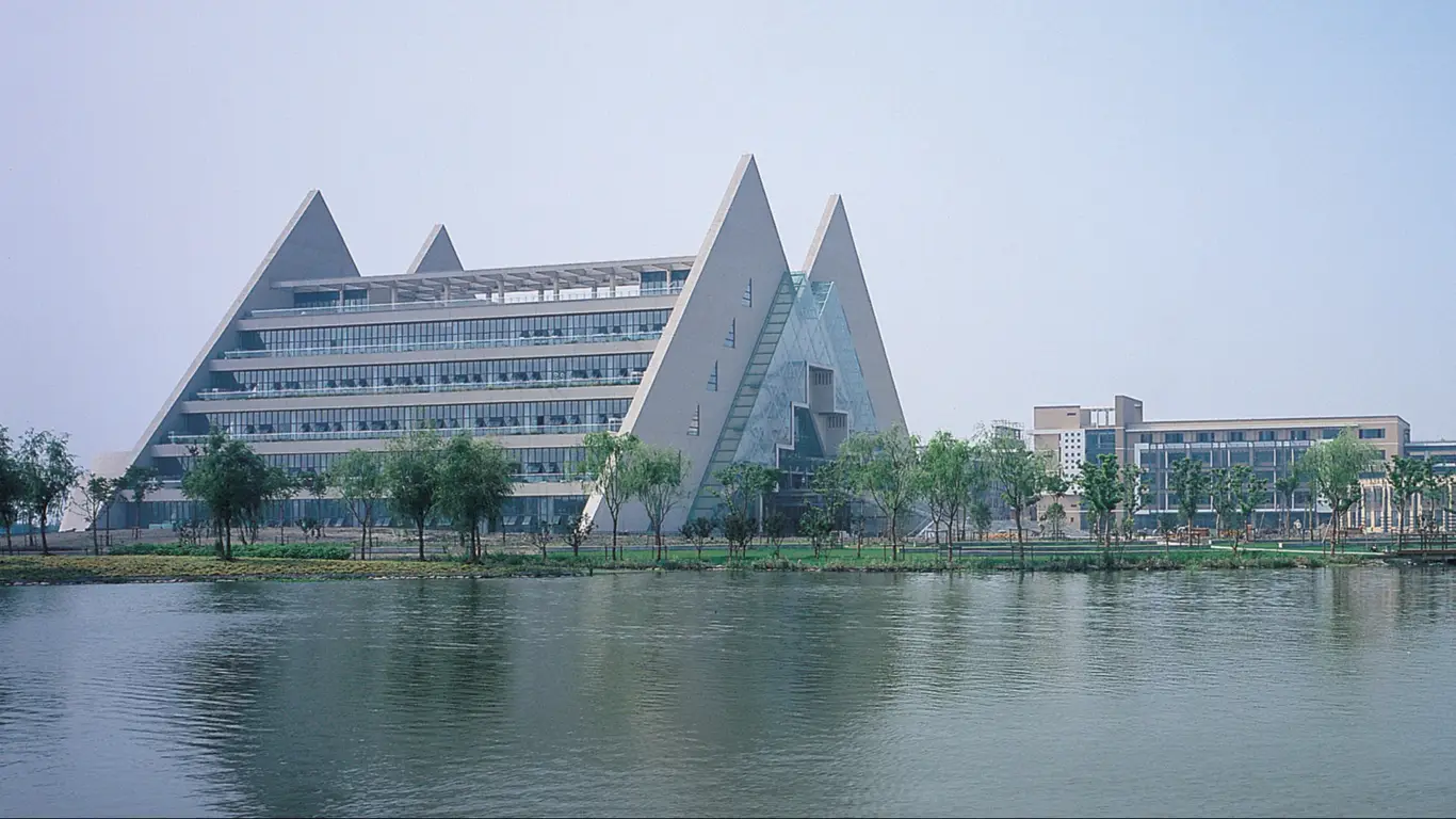 река, здание, деревья