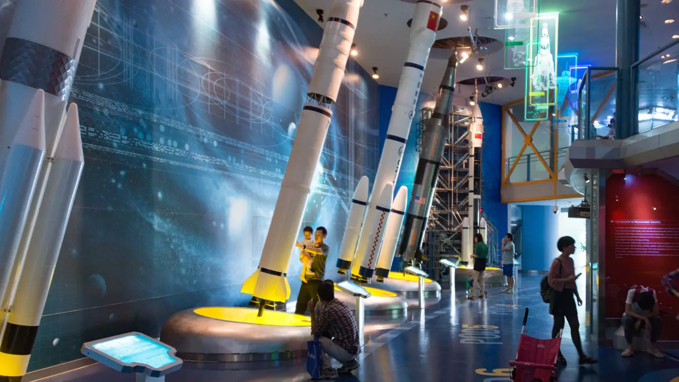 музей, ракеты, люди